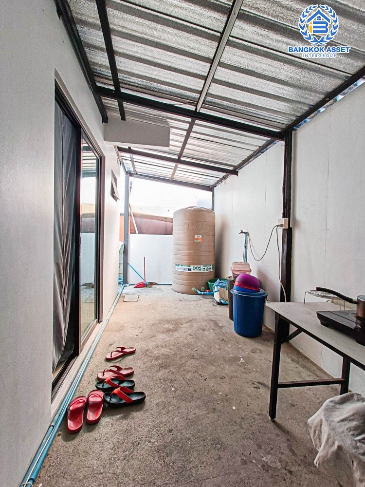 *****บ้านแฝดมือสอง โครงการ อารียา โคโม่ บางบัวทอง-สุพรรณบุรี เนื้อที่ 35.60 ตร.ว. ฟังก์ชัน 3 ห้องนอน 2 ห้องน้ำ 2 ที่จอดรถ บริเวณกว้างขวาง ให้ความรู้สึกเหมือนบ้านเดี่ยว บนทำเลเดินทางสะดวก เชื่อมต่อถนนบางบัวทอง-สุพรรณบุรี ใกล้รถไฟฟ้าสายสีม่วง "สถานีคลองบางไผ่" และจุดขึ้นทางด่วน "ศรีรัช"