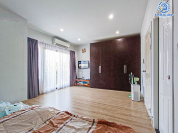 *****บ้านแฝดมือสอง โครงการ อารียา โคโม่ บางบัวทอง-สุพรรณบุรี เนื้อที่ 35.60 ตร.ว. ฟังก์ชัน 3 ห้องนอน 2 ห้องน้ำ 2 ที่จอดรถ บริเวณกว้างขวาง ให้ความรู้สึกเหมือนบ้านเดี่ยว บนทำเลเดินทางสะดวก เชื่อมต่อถนนบางบัวทอง-สุพรรณบุรี ใกล้รถไฟฟ้าสายสีม่วง "สถานีคลองบางไผ่" และจุดขึ้นทางด่วน "ศรีรัช"