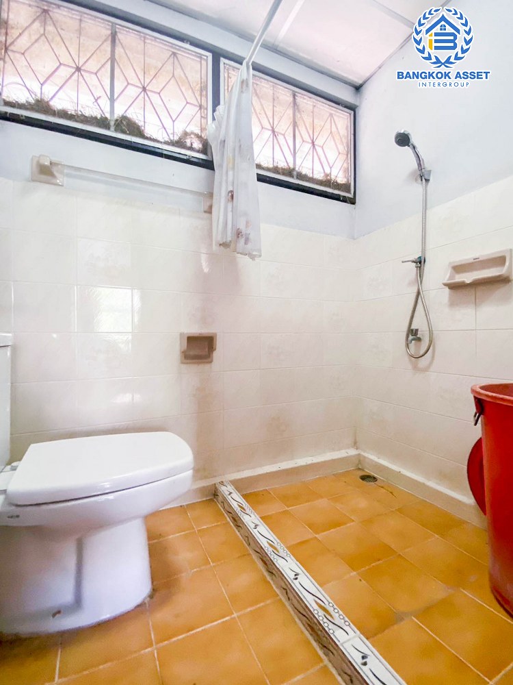 บ้านเดี่ยวมือสอง ซอยวัดพระเงิน บ้านหลังใหญ่ เนื้อที่กว้าง 60 ตร.ว. ฟังก์ชัน 4 ห้องนอน 2 ห้องน้ำ 2 ที่จอดรถ สภาพใหม่ มีบริเวณกว้างขวาง ต่อเติมโรงรถพร้อมใช้งาน บนทำเลดี เชื่อมต่อถนนแก้วอินทร์ ถนนกันตนา ถนนกาญจนาภิเษก ใกล้รถไฟฟ้าสายสีม่วง "สถานีสามแยกบางใหญ่" และจุดขึ้นทางด่วน "ศรีรัช"