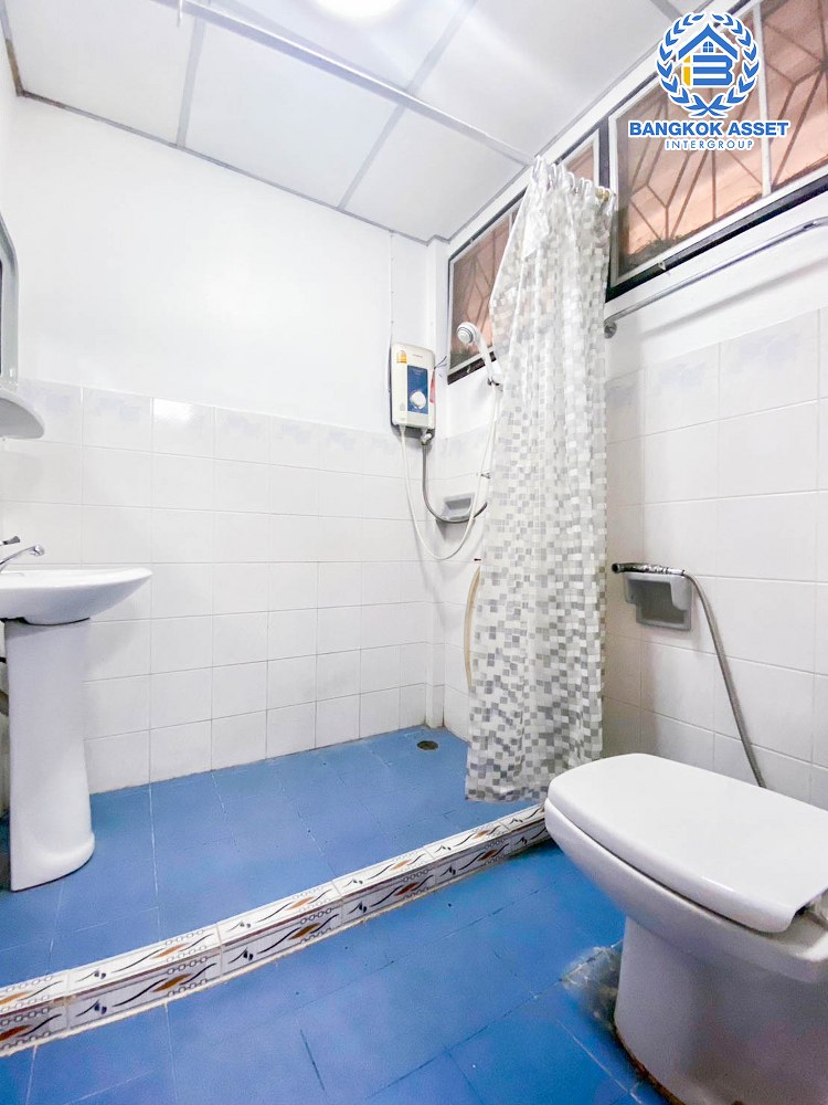 บ้านเดี่ยวมือสอง ซอยวัดพระเงิน บ้านหลังใหญ่ เนื้อที่กว้าง 60 ตร.ว. ฟังก์ชัน 4 ห้องนอน 2 ห้องน้ำ 2 ที่จอดรถ สภาพใหม่ มีบริเวณกว้างขวาง ต่อเติมโรงรถพร้อมใช้งาน บนทำเลดี เชื่อมต่อถนนแก้วอินทร์ ถนนกันตนา ถนนกาญจนาภิเษก ใกล้รถไฟฟ้าสายสีม่วง "สถานีสามแยกบางใหญ่" และจุดขึ้นทางด่วน "ศรีรัช"