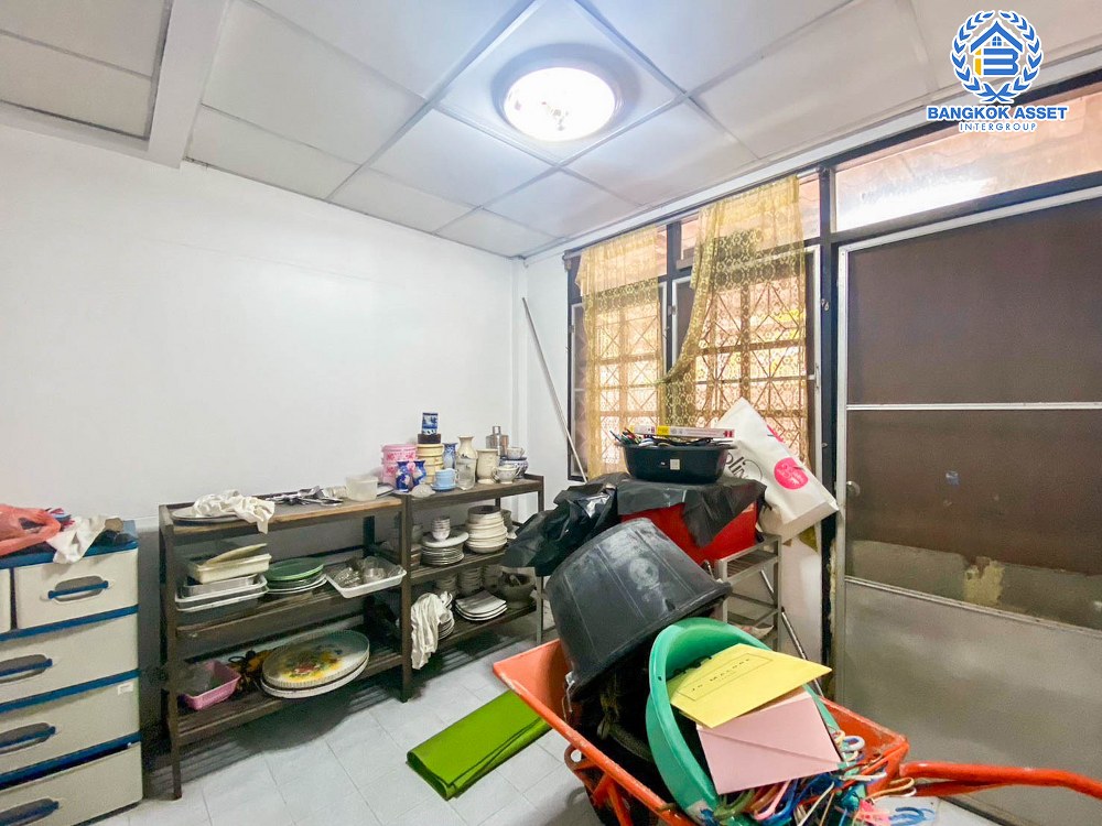 บ้านเดี่ยวมือสอง ซอยวัดพระเงิน บ้านหลังใหญ่ เนื้อที่กว้าง 60 ตร.ว. ฟังก์ชัน 4 ห้องนอน 2 ห้องน้ำ 2 ที่จอดรถ สภาพใหม่ มีบริเวณกว้างขวาง ต่อเติมโรงรถพร้อมใช้งาน บนทำเลดี เชื่อมต่อถนนแก้วอินทร์ ถนนกันตนา ถนนกาญจนาภิเษก ใกล้รถไฟฟ้าสายสีม่วง "สถานีสามแยกบางใหญ่" และจุดขึ้นทางด่วน "ศรีรัช"