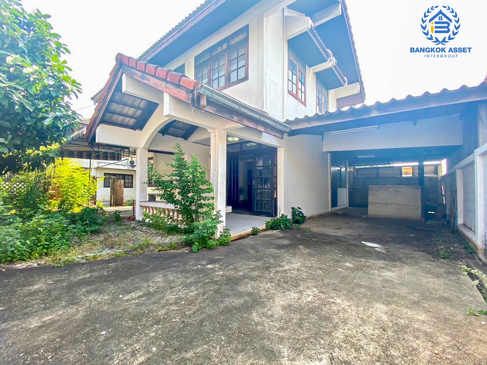 บ้านเดี่ยวมือสอง ซอยวัดพระเงิน บ้านหลังใหญ่ เนื้อที่กว้าง 60 ตร.ว. ฟังก์ชัน 4 ห้องนอน 2 ห้องน้ำ 2 ที่จอดรถ สภาพใหม่ มีบริเวณกว้างขวาง ต่อเติมโรงรถพร้อมใช้งาน บนทำเลดี เชื่อมต่อถนนแก้วอินทร์ ถนนกันตนา ถนนกาญจนาภิเษก ใกล้รถไฟฟ้าสายสีม่วง "สถานีสามแยกบางใหญ่" และจุดขึ้นทางด่วน "ศรีรัช"