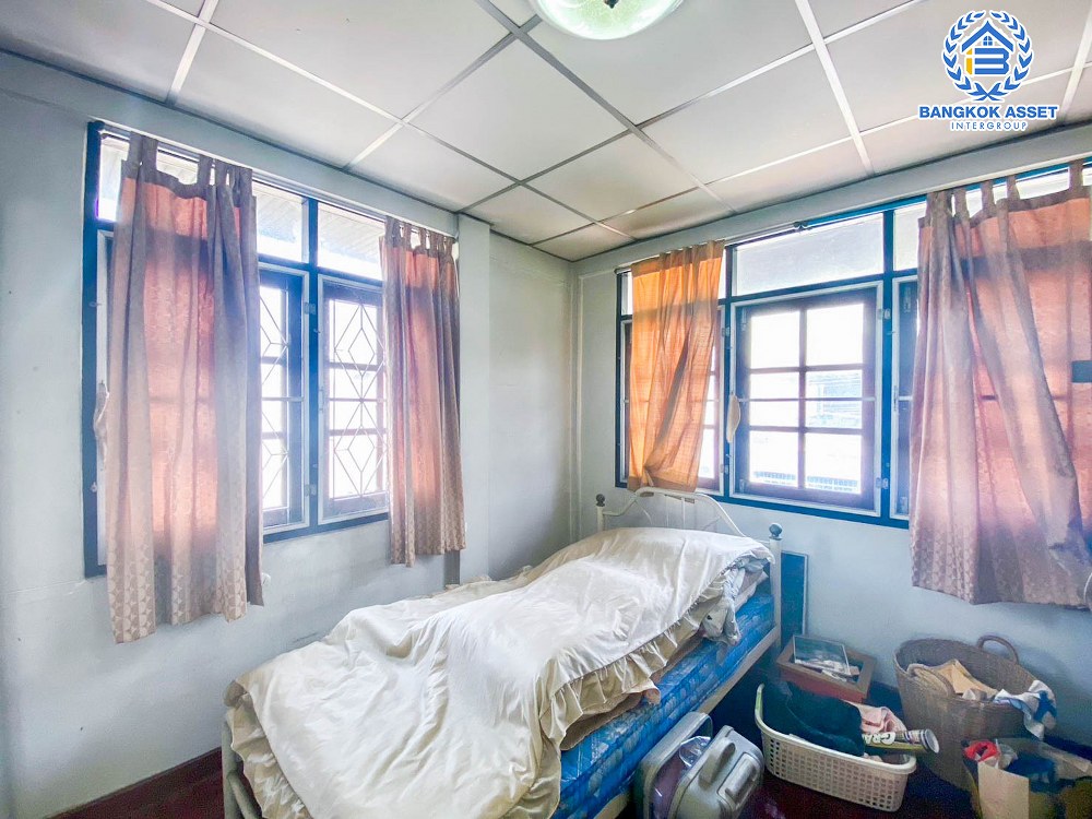 บ้านเดี่ยวมือสอง ซอยวัดพระเงิน บ้านหลังใหญ่ เนื้อที่กว้าง 60 ตร.ว. ฟังก์ชัน 4 ห้องนอน 2 ห้องน้ำ 2 ที่จอดรถ สภาพใหม่ มีบริเวณกว้างขวาง ต่อเติมโรงรถพร้อมใช้งาน บนทำเลดี เชื่อมต่อถนนแก้วอินทร์ ถนนกันตนา ถนนกาญจนาภิเษก ใกล้รถไฟฟ้าสายสีม่วง "สถานีสามแยกบางใหญ่" และจุดขึ้นทางด่วน "ศรีรัช"