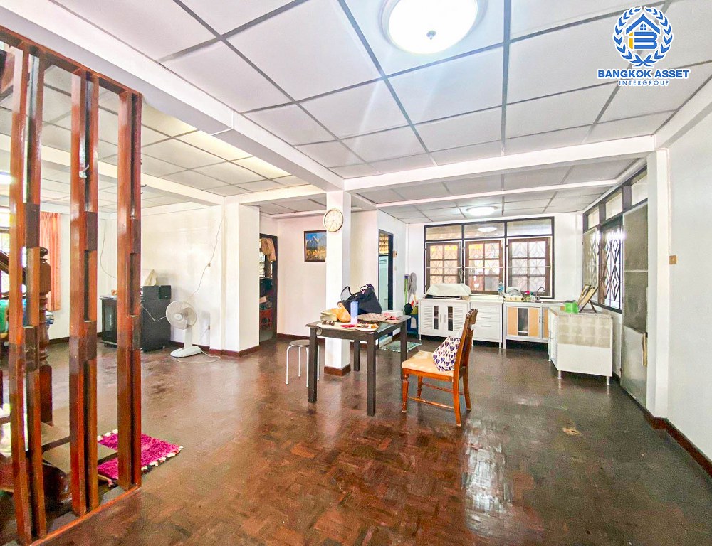 บ้านเดี่ยวมือสอง ซอยวัดพระเงิน บ้านหลังใหญ่ เนื้อที่กว้าง 60 ตร.ว. ฟังก์ชัน 4 ห้องนอน 2 ห้องน้ำ 2 ที่จอดรถ สภาพใหม่ มีบริเวณกว้างขวาง ต่อเติมโรงรถพร้อมใช้งาน บนทำเลดี เชื่อมต่อถนนแก้วอินทร์ ถนนกันตนา ถนนกาญจนาภิเษก ใกล้รถไฟฟ้าสายสีม่วง "สถานีสามแยกบางใหญ่" และจุดขึ้นทางด่วน "ศรีรัช"