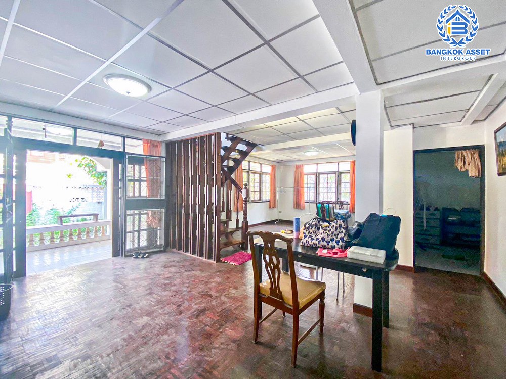 บ้านเดี่ยวมือสอง ซอยวัดพระเงิน บ้านหลังใหญ่ เนื้อที่กว้าง 60 ตร.ว. ฟังก์ชัน 4 ห้องนอน 2 ห้องน้ำ 2 ที่จอดรถ สภาพใหม่ มีบริเวณกว้างขวาง ต่อเติมโรงรถพร้อมใช้งาน บนทำเลดี เชื่อมต่อถนนแก้วอินทร์ ถนนกันตนา ถนนกาญจนาภิเษก ใกล้รถไฟฟ้าสายสีม่วง "สถานีสามแยกบางใหญ่" และจุดขึ้นทางด่วน "ศรีรัช"