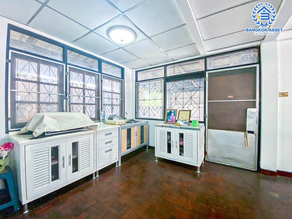 บ้านเดี่ยวมือสอง ซอยวัดพระเงิน บ้านหลังใหญ่ เนื้อที่กว้าง 60 ตร.ว. ฟังก์ชัน 4 ห้องนอน 2 ห้องน้ำ 2 ที่จอดรถ สภาพใหม่ มีบริเวณกว้างขวาง ต่อเติมโรงรถพร้อมใช้งาน บนทำเลดี เชื่อมต่อถนนแก้วอินทร์ ถนนกันตนา ถนนกาญจนาภิเษก ใกล้รถไฟฟ้าสายสีม่วง "สถานีสามแยกบางใหญ่" และจุดขึ้นทางด่วน "ศรีรัช"