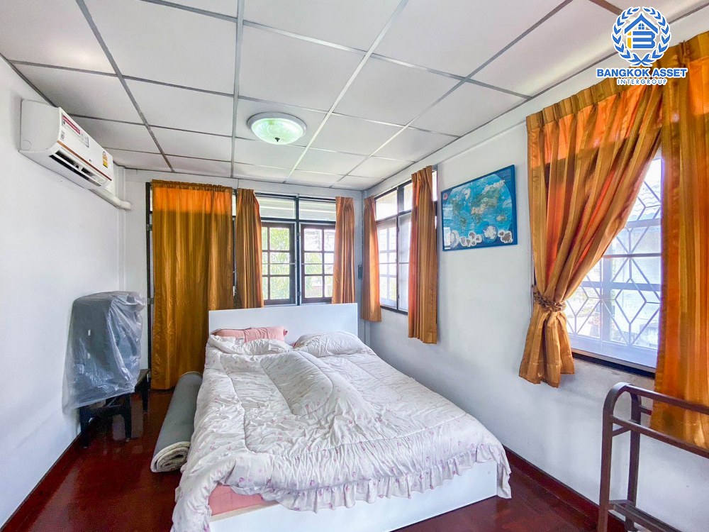 บ้านเดี่ยวมือสอง ซอยวัดพระเงิน บ้านหลังใหญ่ เนื้อที่กว้าง 60 ตร.ว. ฟังก์ชัน 4 ห้องนอน 2 ห้องน้ำ 2 ที่จอดรถ สภาพใหม่ มีบริเวณกว้างขวาง ต่อเติมโรงรถพร้อมใช้งาน บนทำเลดี เชื่อมต่อถนนแก้วอินทร์ ถนนกันตนา ถนนกาญจนาภิเษก ใกล้รถไฟฟ้าสายสีม่วง "สถานีสามแยกบางใหญ่" และจุดขึ้นทางด่วน "ศรีรัช"