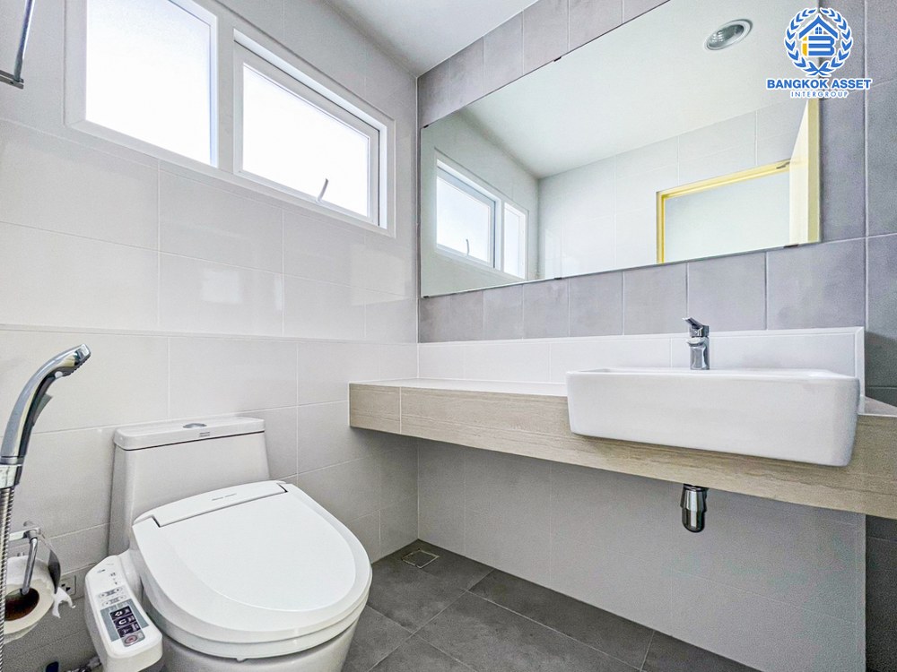 *****บ้านเดี่ยวมือสอง โครงการ วิลลาจิโอ ปิ่นเกล้า-ศาลายา หลังมุม เนื้อที่กว้าง 61.30 ตร.ว. ฟังก์ชัน 3 ห้องนอน 3 ห้องน้ำ 2 ที่จอดรถ สภาพแวดล้อมโครงการดี ต่อเติมห้องครัวพร้อมใช้งาน บนทำเลเดินทางสะดวก เชื่อมต่อถนนสำเร็จพัฒนา ถนนอัจฉริยะพัฒนา ใกล้มหาวิทยาลัยมหิดล จองเลย!