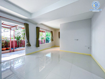 *****บ้านเดี่ยวมือสอง โครงการ วิลลาจิโอ ปิ่นเกล้า-ศาลายา หลังมุม เนื้อที่กว้าง 61.30 ตร.ว. ฟังก์ชัน 3 ห้องนอน 3 ห้องน้ำ 2 ที่จอดรถ สภาพแวดล้อมโครงการดี ต่อเติมห้องครัวพร้อมใช้งาน บนทำเลเดินทางสะดวก เชื่อมต่อถนนสำเร็จพัฒนา ถนนอัจฉริยะพัฒนา ใกล้มหาวิทยาลัยมหิดล จองเลย!