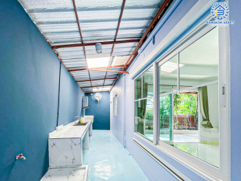 *****บ้านเดี่ยวมือสอง โครงการ วิลลาจิโอ ปิ่นเกล้า-ศาลายา หลังมุม เนื้อที่กว้าง 61.30 ตร.ว. ฟังก์ชัน 3 ห้องนอน 3 ห้องน้ำ 2 ที่จอดรถ สภาพแวดล้อมโครงการดี ต่อเติมห้องครัวพร้อมใช้งาน บนทำเลเดินทางสะดวก เชื่อมต่อถนนสำเร็จพัฒนา ถนนอัจฉริยะพัฒนา ใกล้มหาวิทยาลัยมหิดล จองเลย!