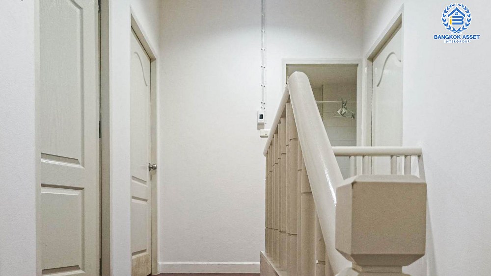 *****ทาวน์เฮ้าส์มือสอง โครงการ เปี่ยมสุข รัตนาธิเบศร์ บ้านหลังมุม พร้อมเข้าอยู่! เนื้อที่กว้าง 31.30 ตร.ว. ฟังก์ชัน 3 ห้องนอน 2 ห้องน้ำ บนทำเลเดินทางสะดวก หน้าโครงการติดถนนรัตนาธิเบศร์ เชื่อมต่อถนนเลี่ยงเมืองนนทบุรี ถนนสนามบินน้ำ ใกล้รถไฟฟ้าสายสีม่วง "สถานีสะพานพระนั่งเกล้า" ใกล้เซ็นทรัลรัตนาธิเบศร์