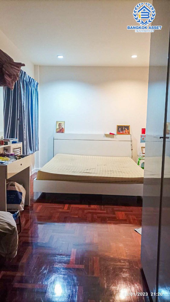 *****ทาวน์เฮ้าส์มือสอง โครงการ เปี่ยมสุข รัตนาธิเบศร์ บ้านหลังมุม พร้อมเข้าอยู่! เนื้อที่กว้าง 31.30 ตร.ว. ฟังก์ชัน 3 ห้องนอน 2 ห้องน้ำ บนทำเลเดินทางสะดวก หน้าโครงการติดถนนรัตนาธิเบศร์ เชื่อมต่อถนนเลี่ยงเมืองนนทบุรี ถนนสนามบินน้ำ ใกล้รถไฟฟ้าสายสีม่วง "สถานีสะพานพระนั่งเกล้า" ใกล้เซ็นทรัลรัตนาธิเบศร์