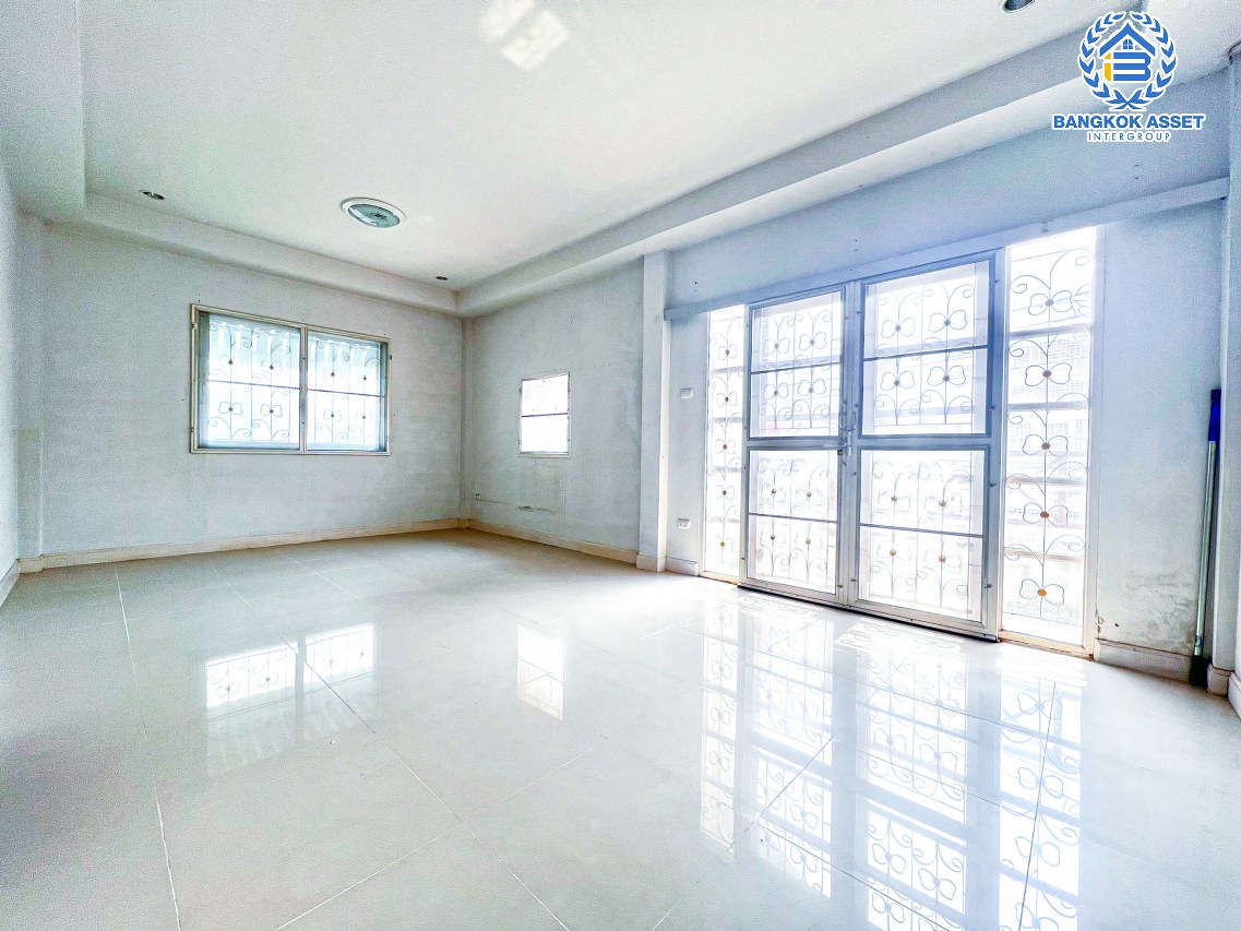 *****ทาวน์เฮ้าส์มือสองนนทบุรี หมู่บ้าน ศิลปการพาร์ค4 วัดลาดปลาดุก #หลังมุม เนื้อที่กว้างขวางถึง 26.2 ตร.ว. ฟังก์ชัน 3 ห้องนอน 2 ห้องน้ำ 1   ที่จอดรถ พื้นที่เยอะ บนทำเลติดถนนใหญ่ เชื่อมต่อ ถนนกาญจนาภิเษก ใกล้รถไฟฟ้าสายสีม่วง "สถานีคลองบางไผ่" และเซ็นทรัลเวสต์เกต ในราคาดี!