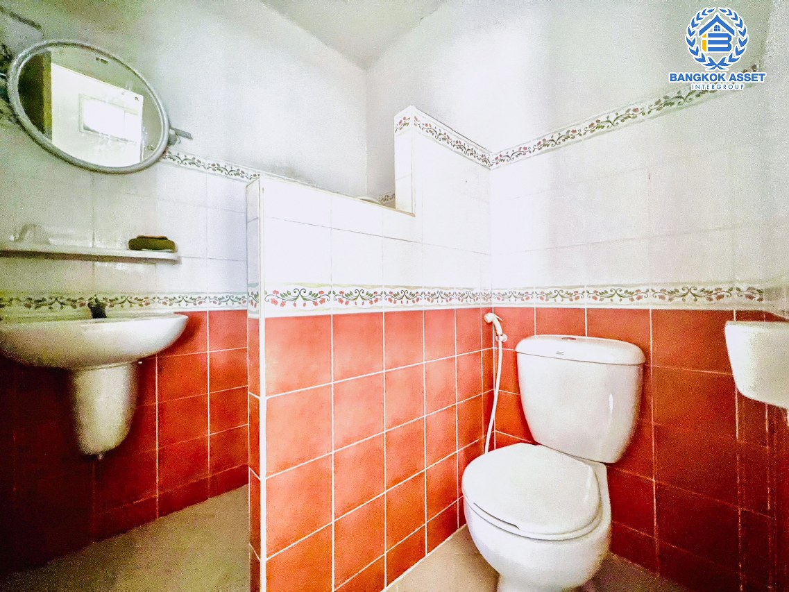 *****ทาวน์เฮ้าส์มือสองนนทบุรี หมู่บ้าน ศิลปการพาร์ค4 วัดลาดปลาดุก #หลังมุม เนื้อที่กว้างขวางถึง 26.2 ตร.ว. ฟังก์ชัน 3 ห้องนอน 2 ห้องน้ำ 1   ที่จอดรถ พื้นที่เยอะ บนทำเลติดถนนใหญ่ เชื่อมต่อ ถนนกาญจนาภิเษก ใกล้รถไฟฟ้าสายสีม่วง "สถานีคลองบางไผ่" และเซ็นทรัลเวสต์เกต ในราคาดี!