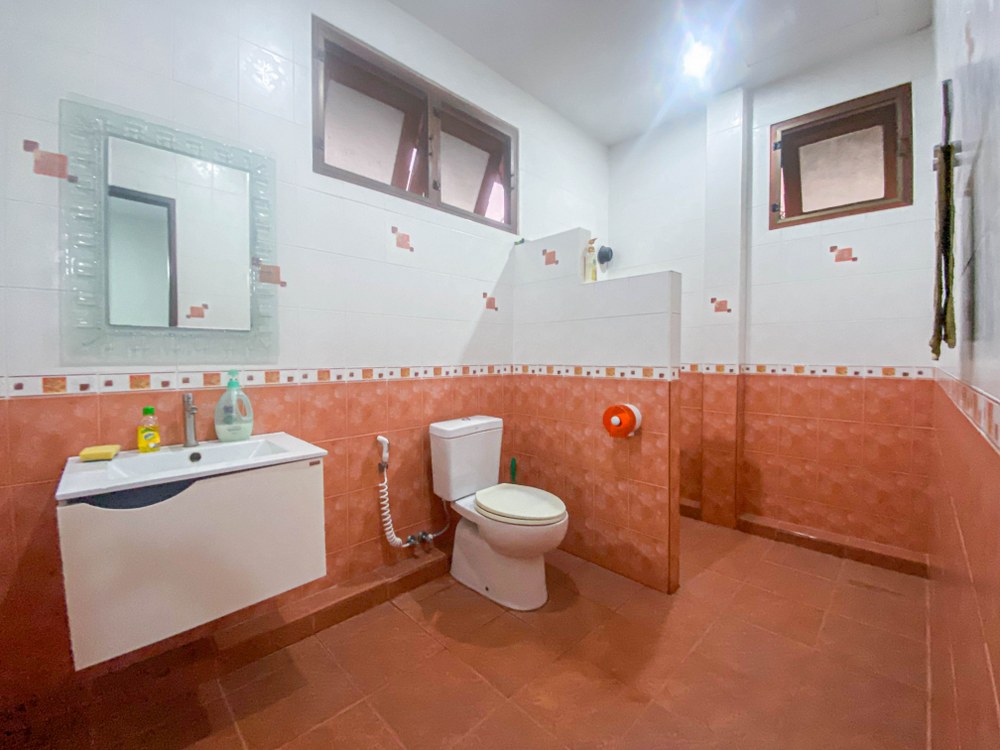 *****บ้านเดี่ยวมือสอง โครงการ กฤษดานคร31 บรมราชชนนี เนื้อที่ 98.10 ตร.ว. ฟังก์ชัน 4 ห้องนอน 2 ห้องน้ำ 2 ที่จอดรถ บ้านสภาพสวยมาก วิวริมน้ำ พร้อมเข้าอยู่ บนทำเลเดินทางสะดวก เชื่อมต่อถนนพุทธมณฑลสาย2, ถนนเพชรเกษม ใกล้รถไฟสายสีแดง "สถานีตลิ่งชัน" และทางคู่ขนานลอยฟ้าบรมราชชนนี