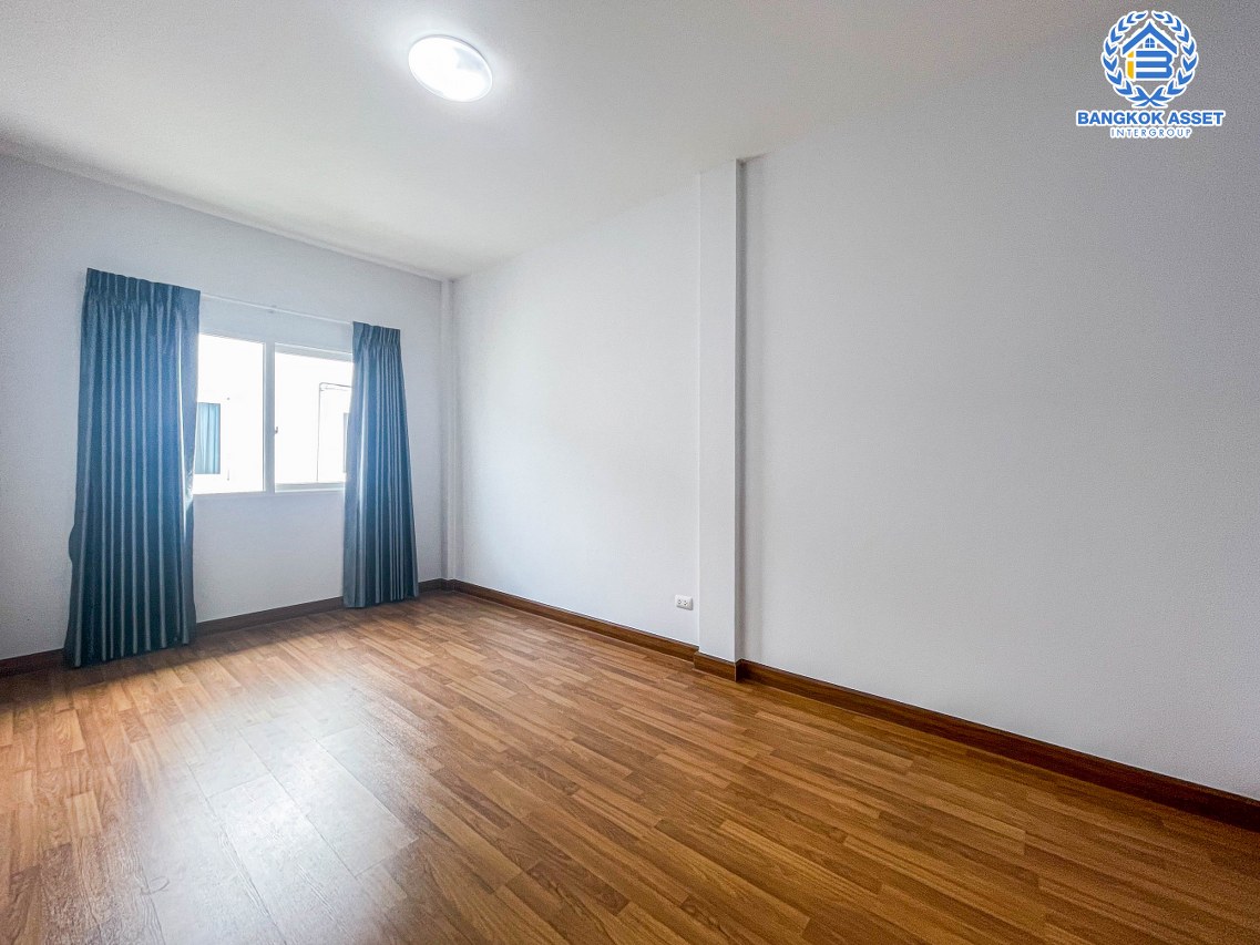 *****ทาวน์เฮ้าส์มือสองปทุมธานี โครงการ แกรนด์วิลล์ ปทุมธานี-สายใน เนื้อที่กว้าง 24.2 ตร.ว. ฟังก์ชัน 3 ห้องนอน 2 ห้องน้ำ 2 ที่จอดรถ บ้านใหม่ พร้อมอยู่ บนทำเลแห่งการเดินทาง เชื่อมต่อถนนปทุมธานี-สายใน, ถนนสะพานนนทบุรี-บางบัวทอง ใกล้จุดขึ้นทางด่วน "ศรีสมาน" ในราคาสุดคุ้ม!