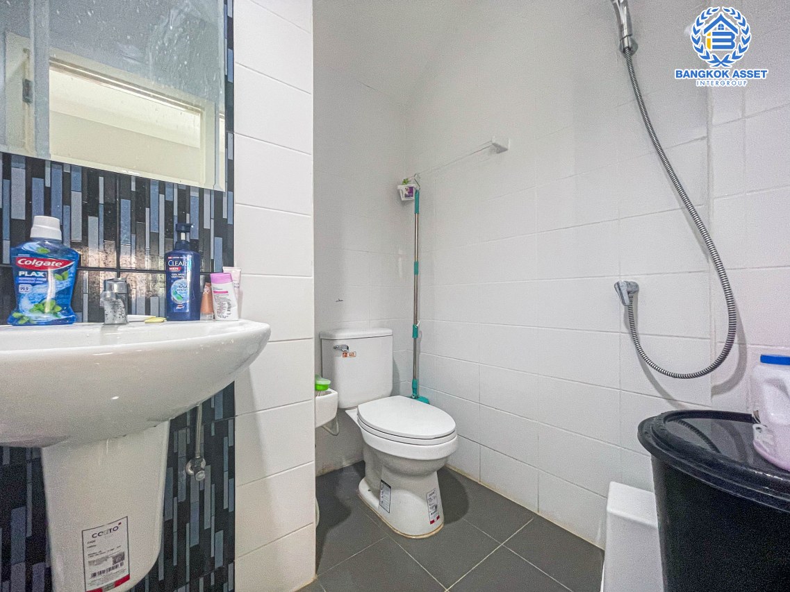 *****ทาวน์เฮ้าส์มือสองปทุมธานี โครงการ แกรนด์วิลล์ ปทุมธานี-สายใน เนื้อที่กว้าง 24.2 ตร.ว. ฟังก์ชัน 3 ห้องนอน 2 ห้องน้ำ 2 ที่จอดรถ บ้านใหม่ พร้อมอยู่ บนทำเลแห่งการเดินทาง เชื่อมต่อถนนปทุมธานี-สายใน, ถนนสะพานนนทบุรี-บางบัวทอง ใกล้จุดขึ้นทางด่วน "ศรีสมาน" ในราคาสุดคุ้ม!