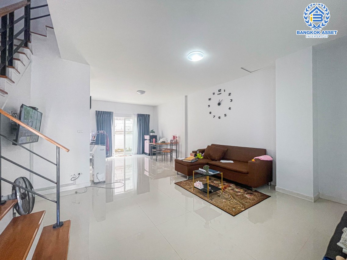 *****ทาวน์เฮ้าส์มือสองปทุมธานี โครงการ แกรนด์วิลล์ ปทุมธานี-สายใน เนื้อที่กว้าง 24.2 ตร.ว. ฟังก์ชัน 3 ห้องนอน 2 ห้องน้ำ 2 ที่จอดรถ บ้านใหม่ พร้อมอยู่ บนทำเลแห่งการเดินทาง เชื่อมต่อถนนปทุมธานี-สายใน, ถนนสะพานนนทบุรี-บางบัวทอง ใกล้จุดขึ้นทางด่วน "ศรีสมาน" ในราคาสุดคุ้ม!