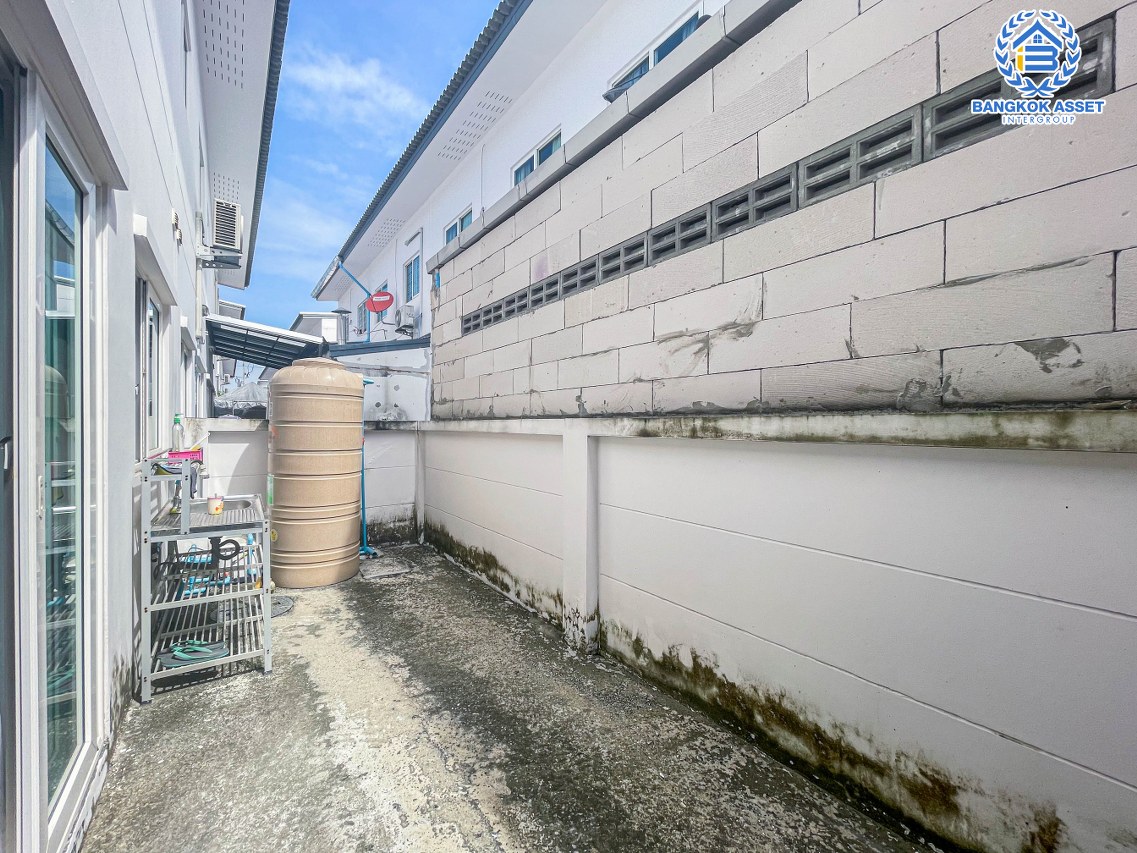 *****ทาวน์เฮ้าส์มือสองปทุมธานี โครงการ แกรนด์วิลล์ ปทุมธานี-สายใน เนื้อที่กว้าง 24.2 ตร.ว. ฟังก์ชัน 3 ห้องนอน 2 ห้องน้ำ 2 ที่จอดรถ บ้านใหม่ พร้อมอยู่ บนทำเลแห่งการเดินทาง เชื่อมต่อถนนปทุมธานี-สายใน, ถนนสะพานนนทบุรี-บางบัวทอง ใกล้จุดขึ้นทางด่วน "ศรีสมาน" ในราคาสุดคุ้ม!