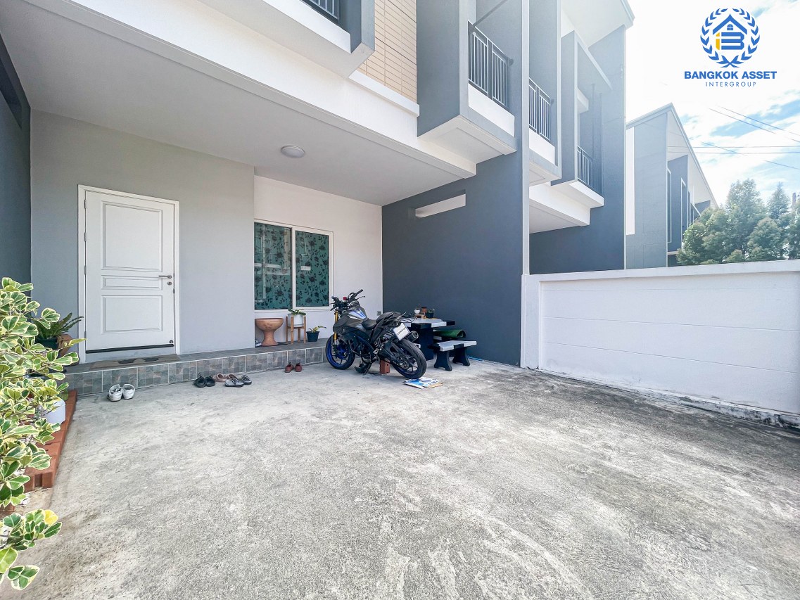 *****ทาวน์เฮ้าส์มือสองปทุมธานี โครงการ แกรนด์วิลล์ ปทุมธานี-สายใน เนื้อที่กว้าง 24.2 ตร.ว. ฟังก์ชัน 3 ห้องนอน 2 ห้องน้ำ 2 ที่จอดรถ บ้านใหม่ พร้อมอยู่ บนทำเลแห่งการเดินทาง เชื่อมต่อถนนปทุมธานี-สายใน, ถนนสะพานนนทบุรี-บางบัวทอง ใกล้จุดขึ้นทางด่วน "ศรีสมาน" ในราคาสุดคุ้ม!