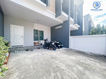 *****ทาวน์เฮ้าส์มือสองปทุมธานี โครงการ แกรนด์วิลล์ ปทุมธานี-สายใน เนื้อที่กว้าง 24.2 ตร.ว. ฟังก์ชัน 3 ห้องนอน 2 ห้องน้ำ 2 ที่จอดรถ บ้านใหม่ พร้อมอยู่ บนทำเลแห่งการเดินทาง เชื่อมต่อถนนปทุมธานี-สายใน, ถนนสะพานนนทบุรี-บางบัวทอง ใกล้จุดขึ้นทางด่วน "ศรีสมาน" ในราคาสุดคุ้ม!