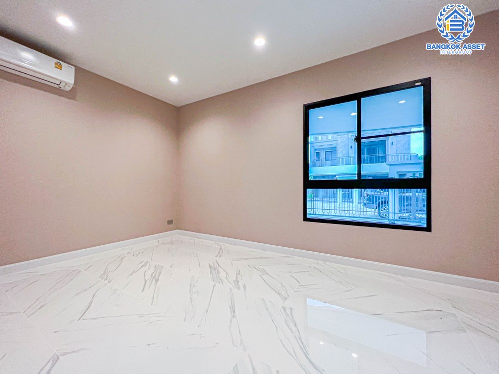 *****บ้านเดี่ยว 3 ชั้นมือสอง โครงการ ศุภาลัย เอเลแกนซ์ บรมราชชนนี เนื้อที่กว้าง 132.50 ตร.ว. ฟังก์ชัน 4 ห้องนอน 5 ห้องน้ำ 4 ที่จอดรถ บ้านสวย พร้อมอยู่ ขายถูก ๆ บนทำเลเดินทางสะดวก เชื่อมต่อถนนบรมราชชนนี, ถนนกาญจนาภิเษก, ถนนราชพฤกษ์ ใกล้จุดขึ้นทางด่วน "ศรีรัชวงแหวนรอบนอก"