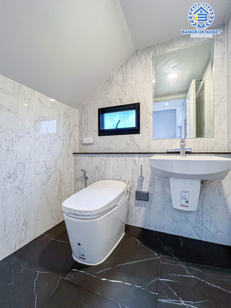 *****บ้านเดี่ยว 3 ชั้นมือสอง โครงการ ศุภาลัย เอเลแกนซ์ บรมราชชนนี เนื้อที่กว้าง 132.50 ตร.ว. ฟังก์ชัน 4 ห้องนอน 5 ห้องน้ำ 4 ที่จอดรถ บ้านสวย พร้อมอยู่ ขายถูก ๆ บนทำเลเดินทางสะดวก เชื่อมต่อถนนบรมราชชนนี, ถนนกาญจนาภิเษก, ถนนราชพฤกษ์ ใกล้จุดขึ้นทางด่วน "ศรีรัชวงแหวนรอบนอก"