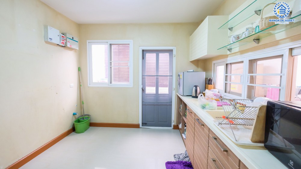 บ้านเดี่ยวมือสอง โครงการ คาซ่าวิลล์ สุขาภิบาล5 เนื้อที่กว้าง 59.50 ตร.ว. ฟังก์ชัน 3 ห้องนอน 3 ห้องน้ำ 2 ที่จอดรถ บ้านสภาพดีมาก ต่อเติมโรงรถพร้อมใช้งาน บนทำเลเดินทางสะดวก เชื่อมต่อถนนเพิ่มสิน ถนนสุขาภิบาล5 ถนนหทัยราษร์ และจุดขึ้นทางด่วน "รามอินทรา-อาจาณรงค์" จองเลย!