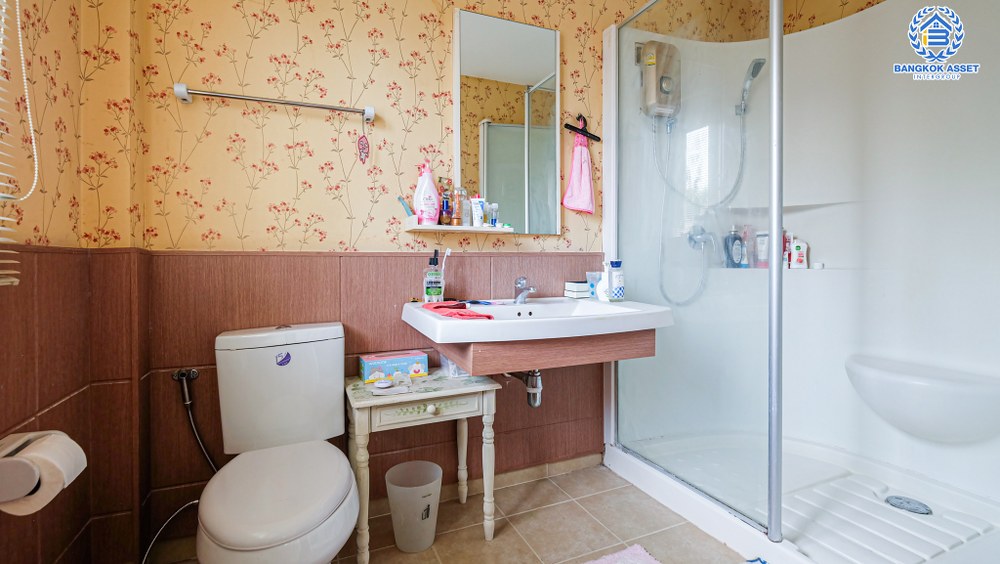 บ้านเดี่ยวมือสอง โครงการ คาซ่าวิลล์ สุขาภิบาล5 เนื้อที่กว้าง 59.50 ตร.ว. ฟังก์ชัน 3 ห้องนอน 3 ห้องน้ำ 2 ที่จอดรถ บ้านสภาพดีมาก ต่อเติมโรงรถพร้อมใช้งาน บนทำเลเดินทางสะดวก เชื่อมต่อถนนเพิ่มสิน ถนนสุขาภิบาล5 ถนนหทัยราษร์ และจุดขึ้นทางด่วน "รามอินทรา-อาจาณรงค์" จองเลย!