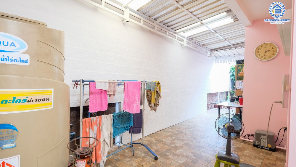 บ้านเดี่ยวมือสอง โครงการ คาซ่าวิลล์ สุขาภิบาล5 เนื้อที่กว้าง 59.50 ตร.ว. ฟังก์ชัน 3 ห้องนอน 3 ห้องน้ำ 2 ที่จอดรถ บ้านสภาพดีมาก ต่อเติมโรงรถพร้อมใช้งาน บนทำเลเดินทางสะดวก เชื่อมต่อถนนเพิ่มสิน ถนนสุขาภิบาล5 ถนนหทัยราษร์ และจุดขึ้นทางด่วน "รามอินทรา-อาจาณรงค์" จองเลย!