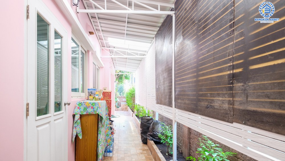 บ้านเดี่ยวมือสอง โครงการ คาซ่าวิลล์ สุขาภิบาล5 เนื้อที่กว้าง 59.50 ตร.ว. ฟังก์ชัน 3 ห้องนอน 3 ห้องน้ำ 2 ที่จอดรถ บ้านสภาพดีมาก ต่อเติมโรงรถพร้อมใช้งาน บนทำเลเดินทางสะดวก เชื่อมต่อถนนเพิ่มสิน ถนนสุขาภิบาล5 ถนนหทัยราษร์ และจุดขึ้นทางด่วน "รามอินทรา-อาจาณรงค์" จองเลย!