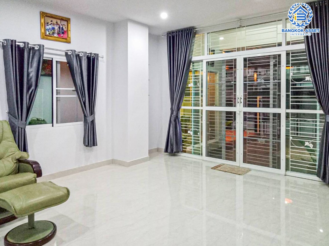 *****บ้านแฝดมือสองกรุงเทพมหานคร หมู่บ้าน ร่มเย็น3 แจ้งวัฒนะ เนื้อที่กว้างขวางถึง 36.1 ตร.ว. ฟังก์ชัน 3 ห้องนอน 2 ห้องน้ำ 2 ที่จอดรถ บ้านสภาพดีมาก บนทำเลเยี่ยม เชื่อมต่อถนนแจ้งวัฒนะ, ถนนวิภาวดีรังสิต, ถนนกำแพงเพชร 6 เพียง 15 นาทีก็ถึงรถไฟฟ้าสายสีแดง "สถานีหลักสี่" ห้ามพลาด!