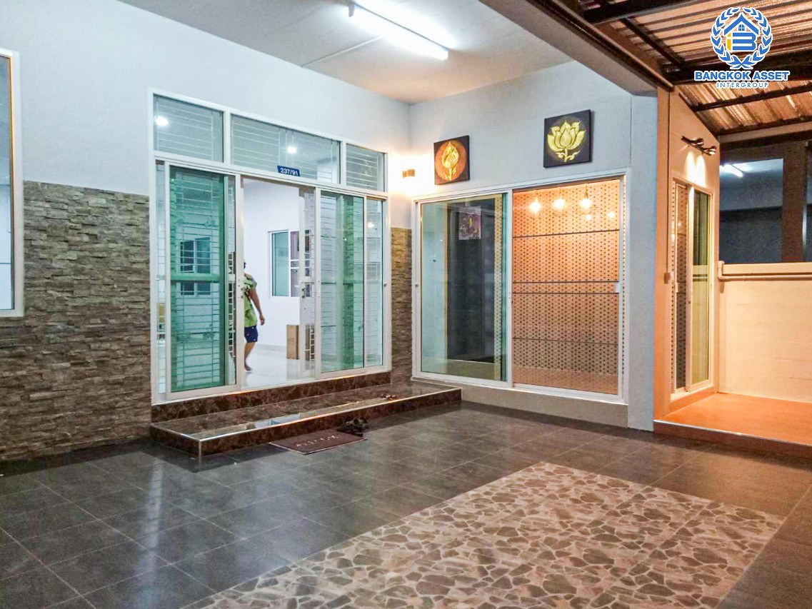 *****บ้านแฝดมือสองกรุงเทพมหานคร หมู่บ้าน ร่มเย็น3 แจ้งวัฒนะ เนื้อที่กว้างขวางถึง 36.1 ตร.ว. ฟังก์ชัน 3 ห้องนอน 2 ห้องน้ำ 2 ที่จอดรถ บ้านสภาพดีมาก บนทำเลเยี่ยม เชื่อมต่อถนนแจ้งวัฒนะ, ถนนวิภาวดีรังสิต, ถนนกำแพงเพชร 6 เพียง 15 นาทีก็ถึงรถไฟฟ้าสายสีแดง "สถานีหลักสี่" ห้ามพลาด!