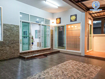 *****บ้านแฝดมือสองกรุงเทพมหานคร หมู่บ้าน ร่มเย็น3 แจ้งวัฒนะ เนื้อที่กว้างขวางถึง 36.1 ตร.ว. ฟังก์ชัน 3 ห้องนอน 2 ห้องน้ำ 2 ที่จอดรถ บ้านสภาพดีมาก บนทำเลเยี่ยม เชื่อมต่อถนนแจ้งวัฒนะ, ถนนวิภาวดีรังสิต, ถนนกำแพงเพชร 6 เพียง 15 นาทีก็ถึงรถไฟฟ้าสายสีแดง "สถานีหลักสี่" ห้ามพลาด!