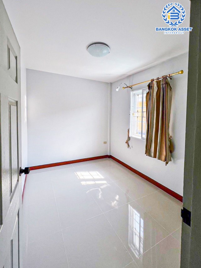 *****ทาวน์เฮ้าส์มือสองนนทบุรี หมู่บ้าน บัวทองธานี14 บางกรวย-ไทรน้อย เนื้อที่กว้าง 19.5 ตร.ว. ฟังก์ชัน 3 ห้องนอน 2 ห้องน้ำ 1 ที่จอดรถ แถมฟรี! 2 เครื่องปรับอากาศ 1 เครื่องทำน้ำอุ่น และเฟอร์นิเจอร์ บนทำเลแห่งการเดินทาง เพียง 8 นาทีรถไฟฟ้าสายสีม่วง "สถานีคลองบางไผ่" และทางด่วน "กาญจนาภิเษก"