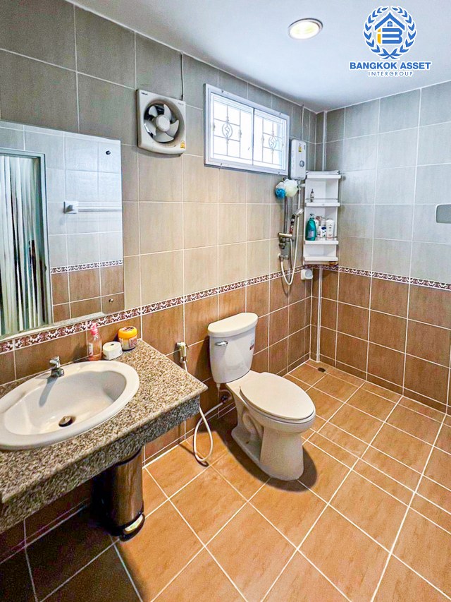 *****ทาวน์เฮ้าส์มือสองนนทบุรี หมู่บ้าน บัวทองธานี14 บางกรวย-ไทรน้อย เนื้อที่กว้าง 19.5 ตร.ว. ฟังก์ชัน 3 ห้องนอน 2 ห้องน้ำ 1 ที่จอดรถ แถมฟรี! 2 เครื่องปรับอากาศ 1 เครื่องทำน้ำอุ่น และเฟอร์นิเจอร์ บนทำเลแห่งการเดินทาง เพียง 8 นาทีรถไฟฟ้าสายสีม่วง "สถานีคลองบางไผ่" และทางด่วน "กาญจนาภิเษก"