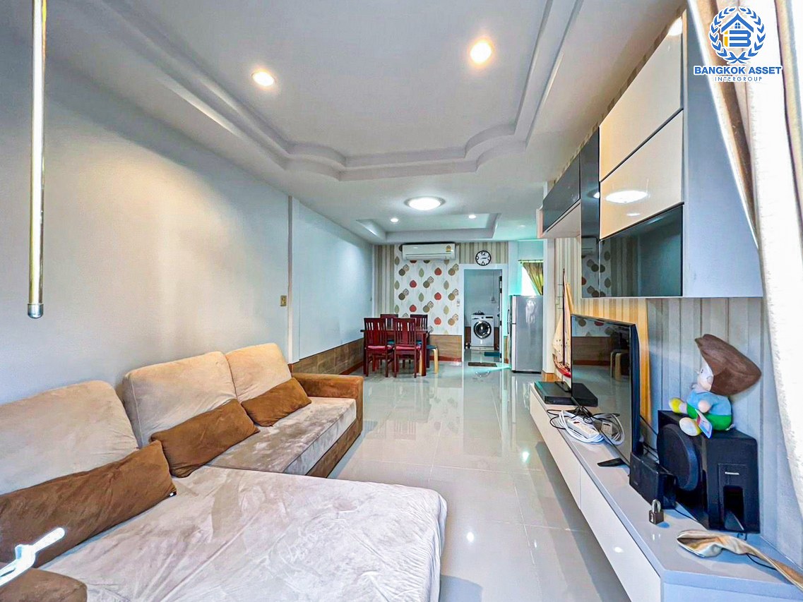 *****ทาวน์เฮ้าส์มือสองนนทบุรี หมู่บ้าน บัวทองธานี14 บางกรวย-ไทรน้อย เนื้อที่กว้าง 19.5 ตร.ว. ฟังก์ชัน 3 ห้องนอน 2 ห้องน้ำ 1 ที่จอดรถ แถมฟรี! 2 เครื่องปรับอากาศ 1 เครื่องทำน้ำอุ่น และเฟอร์นิเจอร์ บนทำเลแห่งการเดินทาง เพียง 8 นาทีรถไฟฟ้าสายสีม่วง "สถานีคลองบางไผ่" และทางด่วน "กาญจนาภิเษก"