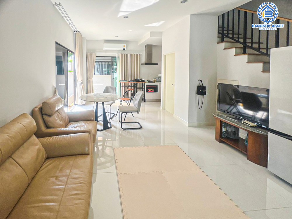 *****ทาวน์โฮมมือสอง โครงการ บ้านกลางเมือง พระราม9-พัฒนาการ หลังมุม เนื้อที่กว้าง 29.20 ตร.ว. ฟังก์ชัน 3 ห้องนอน 3 ห้องน้ำ 2 ที่จอดรถ ภายในสะอาด โปร่งโล่ง ตกแต่งสไตล์โมเดิร์น บนทำเลเดินทางสะดวก เชื่อมต่อถนนกาญจนาภิเษก ใกล้รถไฟฟ้าแอร์พอร์ต เรล ลิงก์ "สถานีทับช้าง" และจุดขึ้นทางด่วน "ศรีรัช"