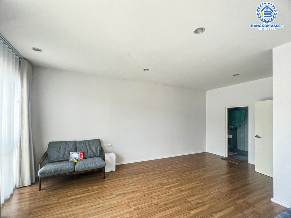 *****ทาวน์โฮมมือสอง โครงการ บ้านกลางเมือง พระราม9-พัฒนาการ หลังมุม เนื้อที่กว้าง 29.20 ตร.ว. ฟังก์ชัน 3 ห้องนอน 3 ห้องน้ำ 2 ที่จอดรถ ภายในสะอาด โปร่งโล่ง ตกแต่งสไตล์โมเดิร์น บนทำเลเดินทางสะดวก เชื่อมต่อถนนกาญจนาภิเษก ใกล้รถไฟฟ้าแอร์พอร์ต เรล ลิงก์ "สถานีทับช้าง" และจุดขึ้นทางด่วน "ศรีรัช"