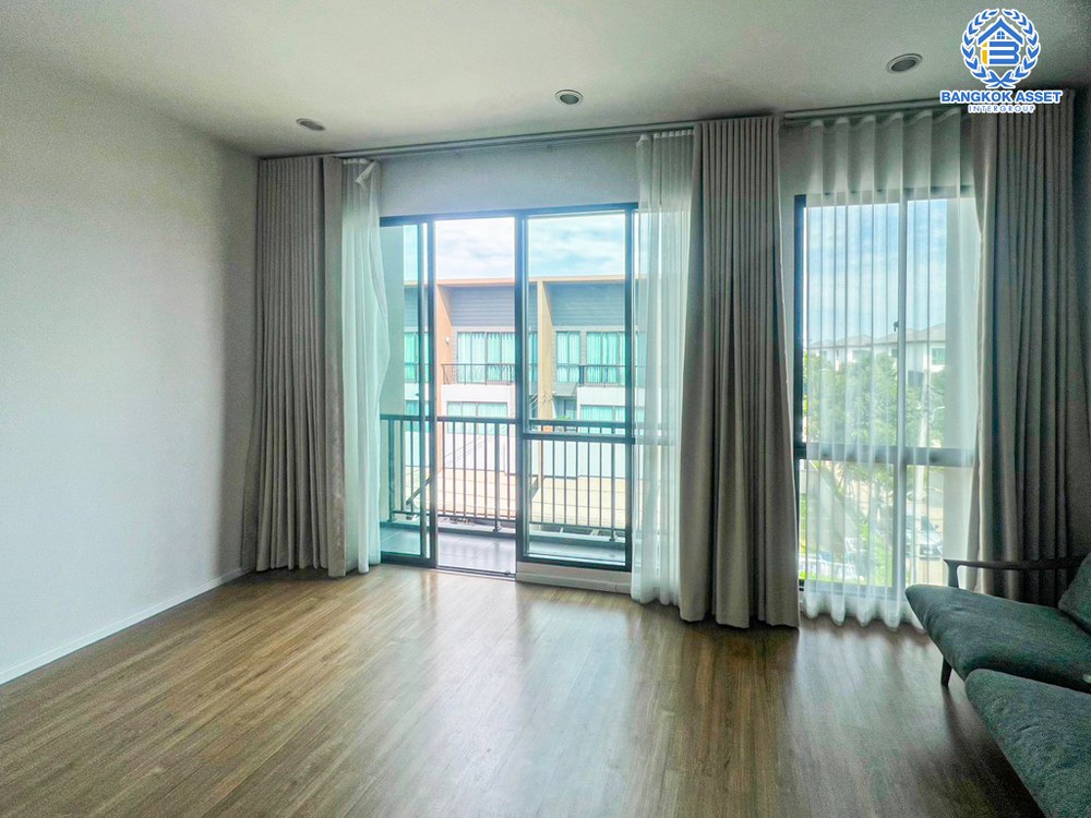 *****ทาวน์โฮมมือสอง โครงการ บ้านกลางเมือง พระราม9-พัฒนาการ หลังมุม เนื้อที่กว้าง 29.20 ตร.ว. ฟังก์ชัน 3 ห้องนอน 3 ห้องน้ำ 2 ที่จอดรถ ภายในสะอาด โปร่งโล่ง ตกแต่งสไตล์โมเดิร์น บนทำเลเดินทางสะดวก เชื่อมต่อถนนกาญจนาภิเษก ใกล้รถไฟฟ้าแอร์พอร์ต เรล ลิงก์ "สถานีทับช้าง" และจุดขึ้นทางด่วน "ศรีรัช"