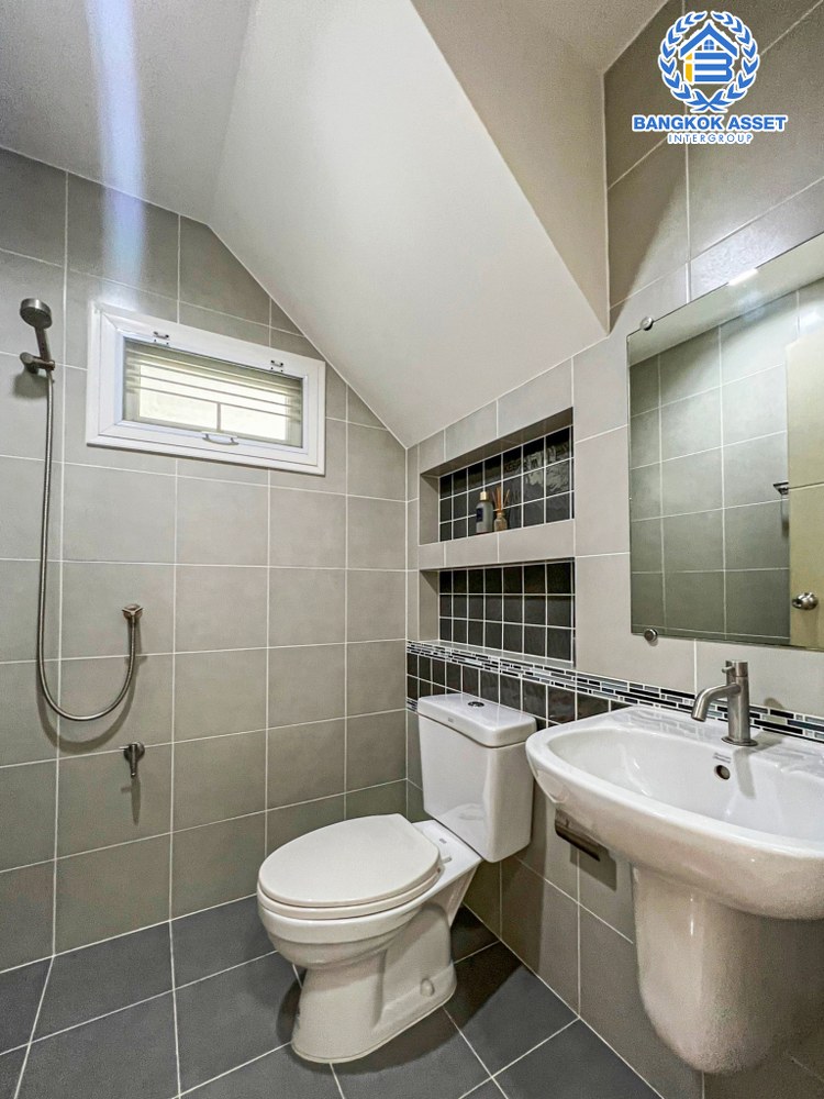 บ้านเดี่ยวมือสอง โครงการ คณาสิริ ศาลายา จากแบรนด์ Sansiri เนื้อที่กว้าง 50 ตร.ว. ฟังก์ชัน 3 ห้องนอน 2 ห้องน้ำ 2 ที่จอดรถ ภายในสภาพใหม่มาก ตกแต่งโมเดิร์น บนทำเลแห่งการเดินทาง เชื่อมต่อถนนกรุงนนท์-จงถนอม ถนนศาลายา ถนนกาญจนาภิเษก ใกล้รถไฟฟ้าสายสีแดงอ่อน ตลิ่งชัน-ศาลายา...