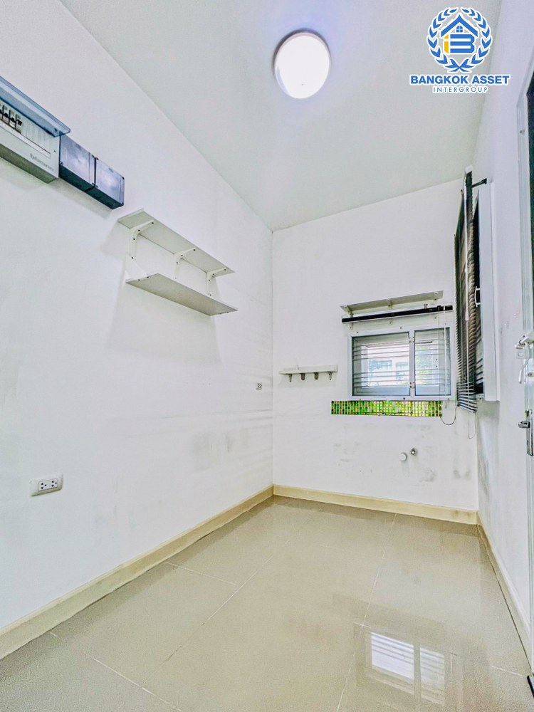 บ้านเดี่ยวมือสอง โครงการ คณาสิริ ศาลายา จากแบรนด์ Sansiri เนื้อที่กว้าง 50 ตร.ว. ฟังก์ชัน 3 ห้องนอน 2 ห้องน้ำ 2 ที่จอดรถ ภายในสภาพใหม่มาก ตกแต่งโมเดิร์น บนทำเลแห่งการเดินทาง เชื่อมต่อถนนกรุงนนท์-จงถนอม ถนนศาลายา ถนนกาญจนาภิเษก ใกล้รถไฟฟ้าสายสีแดงอ่อน ตลิ่งชัน-ศาลายา...