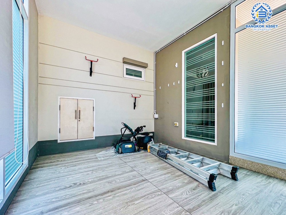 บ้านเดี่ยวมือสอง โครงการ คณาสิริ ศาลายา จากแบรนด์ Sansiri เนื้อที่กว้าง 50 ตร.ว. ฟังก์ชัน 3 ห้องนอน 2 ห้องน้ำ 2 ที่จอดรถ ภายในสภาพใหม่มาก ตกแต่งโมเดิร์น บนทำเลแห่งการเดินทาง เชื่อมต่อถนนกรุงนนท์-จงถนอม ถนนศาลายา ถนนกาญจนาภิเษก ใกล้รถไฟฟ้าสายสีแดงอ่อน ตลิ่งชัน-ศาลายา...