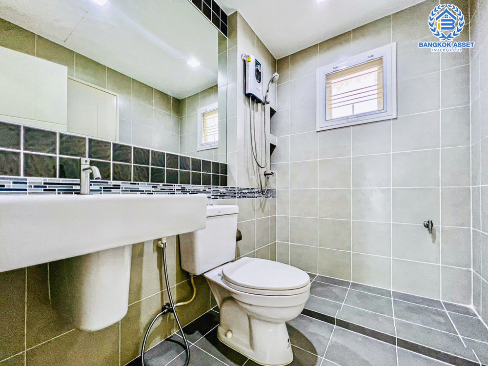 บ้านเดี่ยวมือสอง โครงการ คณาสิริ ศาลายา จากแบรนด์ Sansiri เนื้อที่กว้าง 50 ตร.ว. ฟังก์ชัน 3 ห้องนอน 2 ห้องน้ำ 2 ที่จอดรถ ภายในสภาพใหม่มาก ตกแต่งโมเดิร์น บนทำเลแห่งการเดินทาง เชื่อมต่อถนนกรุงนนท์-จงถนอม ถนนศาลายา ถนนกาญจนาภิเษก ใกล้รถไฟฟ้าสายสีแดงอ่อน ตลิ่งชัน-ศาลายา...