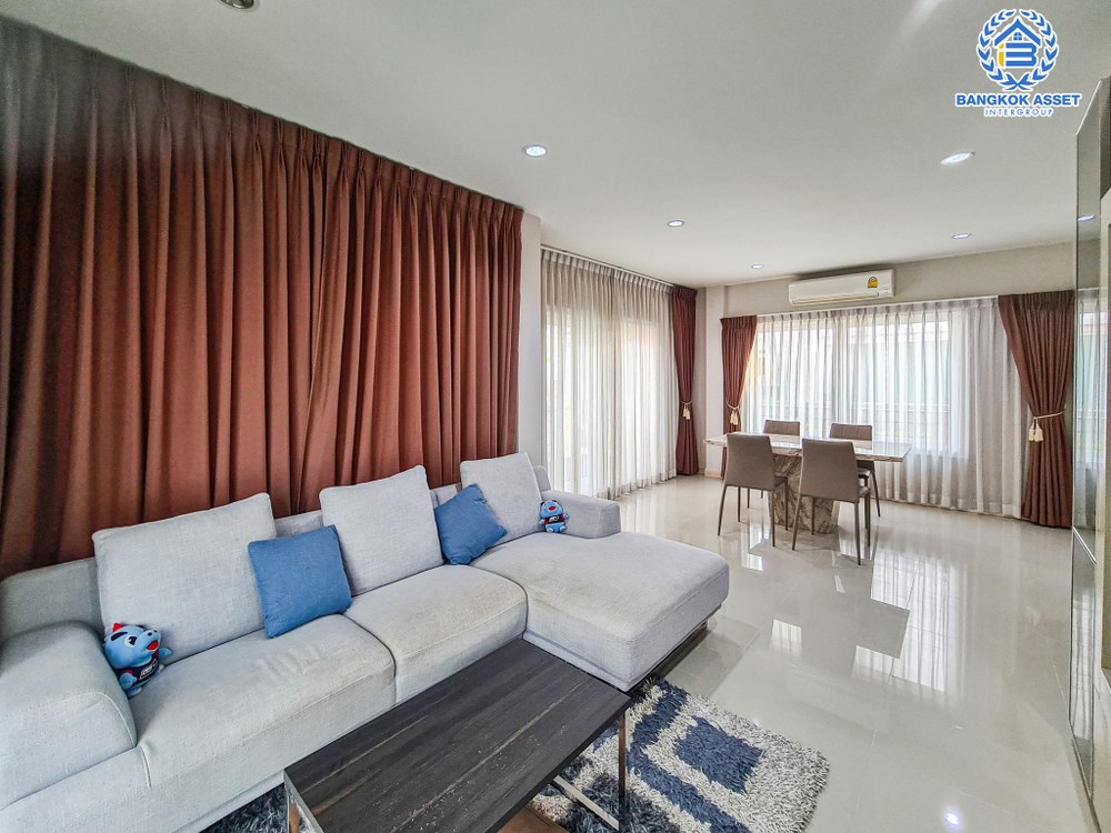 *****บ้านเดี่ยวมือสอง โครงการ เดอะซิตี้ บางใหญ่ เนื้อที่กว้าง 52.70 ตร.ว. ฟังก์ชันจัดเต็ม 4 ห้องนอน 3 ห้องน้ำ 2 ที่จอดรถ บ้านพื้นที่กว้าง ขายพร้อมเฟอร์นิเจอร์ และเครื่องใช้ไฟฟ้าพร้อมเข้าอยู่ บนทำเลเดินทางสะดวก ใกล้เซ็นทรัลเวสต์เกต และรถไฟฟ้าสายสีม่วง "สถานีคลองบางไผ่" และทางด่วน "ศรีรัช" จองเลย!