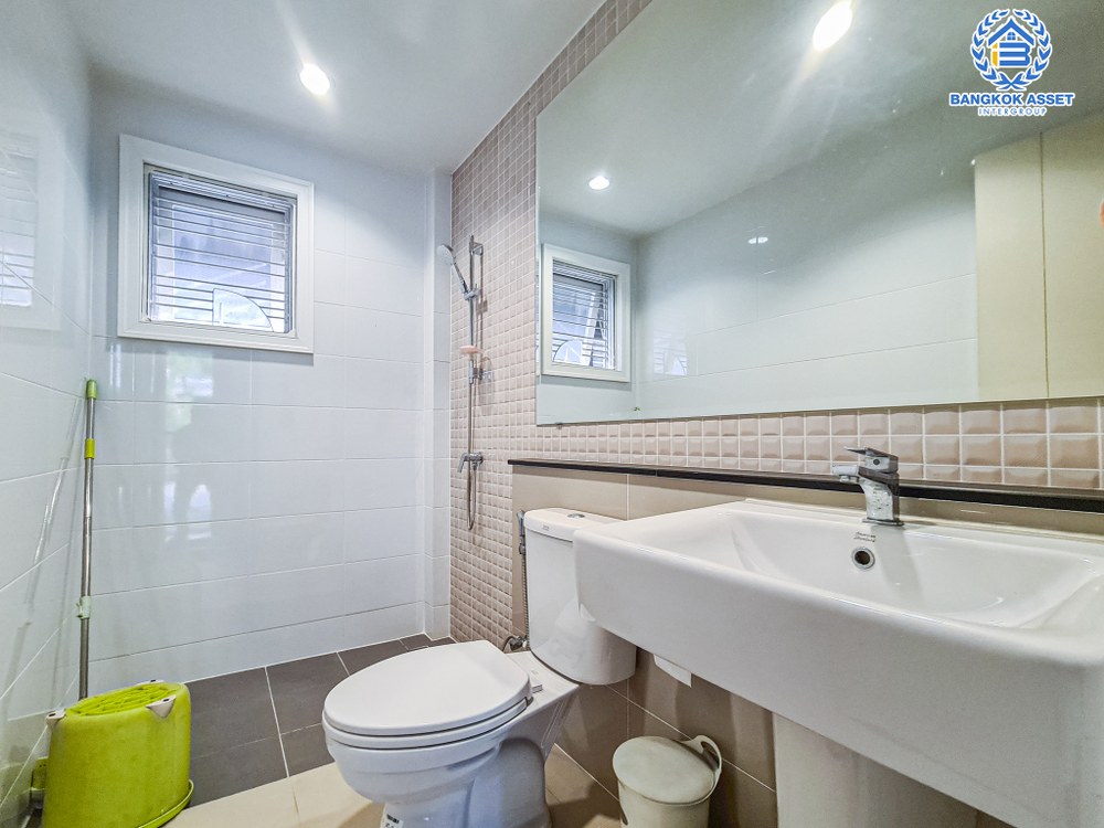 *****บ้านเดี่ยวมือสอง โครงการ เดอะซิตี้ บางใหญ่ เนื้อที่กว้าง 52.70 ตร.ว. ฟังก์ชันจัดเต็ม 4 ห้องนอน 3 ห้องน้ำ 2 ที่จอดรถ บ้านพื้นที่กว้าง ขายพร้อมเฟอร์นิเจอร์ และเครื่องใช้ไฟฟ้าพร้อมเข้าอยู่ บนทำเลเดินทางสะดวก ใกล้เซ็นทรัลเวสต์เกต และรถไฟฟ้าสายสีม่วง "สถานีคลองบางไผ่" และทางด่วน "ศรีรัช" จองเลย!