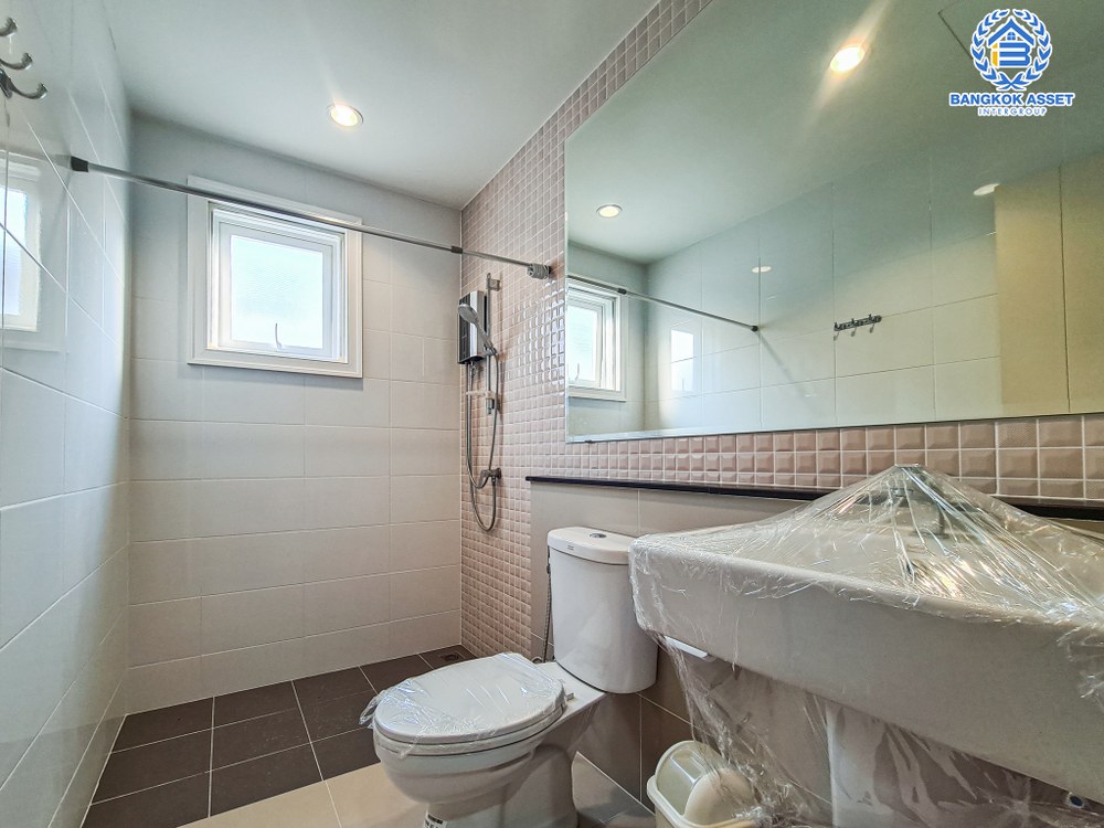 *****บ้านเดี่ยวมือสอง โครงการ เดอะซิตี้ บางใหญ่ เนื้อที่กว้าง 52.70 ตร.ว. ฟังก์ชันจัดเต็ม 4 ห้องนอน 3 ห้องน้ำ 2 ที่จอดรถ บ้านพื้นที่กว้าง ขายพร้อมเฟอร์นิเจอร์ และเครื่องใช้ไฟฟ้าพร้อมเข้าอยู่ บนทำเลเดินทางสะดวก ใกล้เซ็นทรัลเวสต์เกต และรถไฟฟ้าสายสีม่วง "สถานีคลองบางไผ่" และทางด่วน "ศรีรัช" จองเลย!