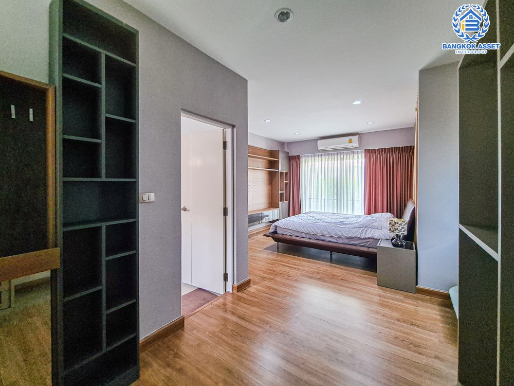 *****บ้านเดี่ยวมือสอง โครงการ เดอะซิตี้ บางใหญ่ เนื้อที่กว้าง 52.70 ตร.ว. ฟังก์ชันจัดเต็ม 4 ห้องนอน 3 ห้องน้ำ 2 ที่จอดรถ บ้านพื้นที่กว้าง ขายพร้อมเฟอร์นิเจอร์ และเครื่องใช้ไฟฟ้าพร้อมเข้าอยู่ บนทำเลเดินทางสะดวก ใกล้เซ็นทรัลเวสต์เกต และรถไฟฟ้าสายสีม่วง "สถานีคลองบางไผ่" และทางด่วน "ศรีรัช" จองเลย!