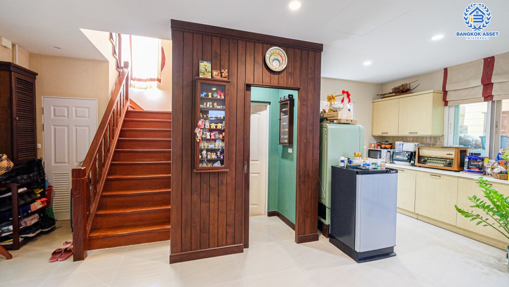 *****บ้านเดี่ยวมือสอง โครงการ วรารมย์ พหลโยธิน-สายไหม เนื้อที่กว้าง 63.80 ตร.ว. ฟังก์ชัน 3 ห้องนอน 2 ห้องน้ำ 2 ที่จอดรถ บ้านหลังใหญ่ พื้นที่ใช้สอยกว้าง บ้านคุณภาพจาก Q HOUSE บนทำเลดี เชื่อมต่อถนนลำลูกกา ถนนเฉลิมพงษ์ พหลโยธิน ถนนวิภาวดี-รังสิต ถนนหทัยราษฏร์ เพียง 10 นาทีถึงรถไฟฟ้าสายสีเขียว "สถานีคูคต" ใกล้จุดขึ้นทางด่วน "ฉลองรัช"