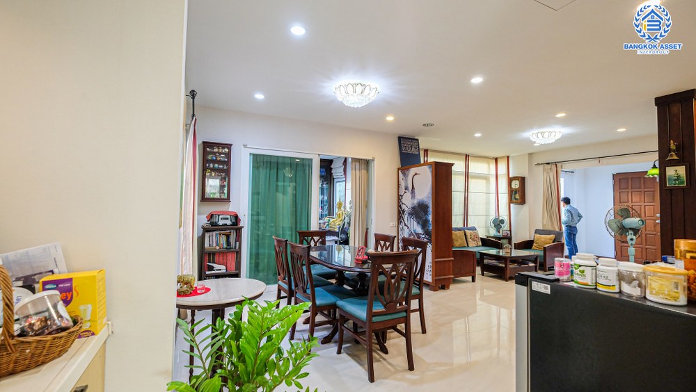 *****บ้านเดี่ยวมือสอง โครงการ วรารมย์ พหลโยธิน-สายไหม เนื้อที่กว้าง 63.80 ตร.ว. ฟังก์ชัน 3 ห้องนอน 2 ห้องน้ำ 2 ที่จอดรถ บ้านหลังใหญ่ พื้นที่ใช้สอยกว้าง บ้านคุณภาพจาก Q HOUSE บนทำเลดี เชื่อมต่อถนนลำลูกกา ถนนเฉลิมพงษ์ พหลโยธิน ถนนวิภาวดี-รังสิต ถนนหทัยราษฏร์ เพียง 10 นาทีถึงรถไฟฟ้าสายสีเขียว "สถานีคูคต" ใกล้จุดขึ้นทางด่วน "ฉลองรัช"